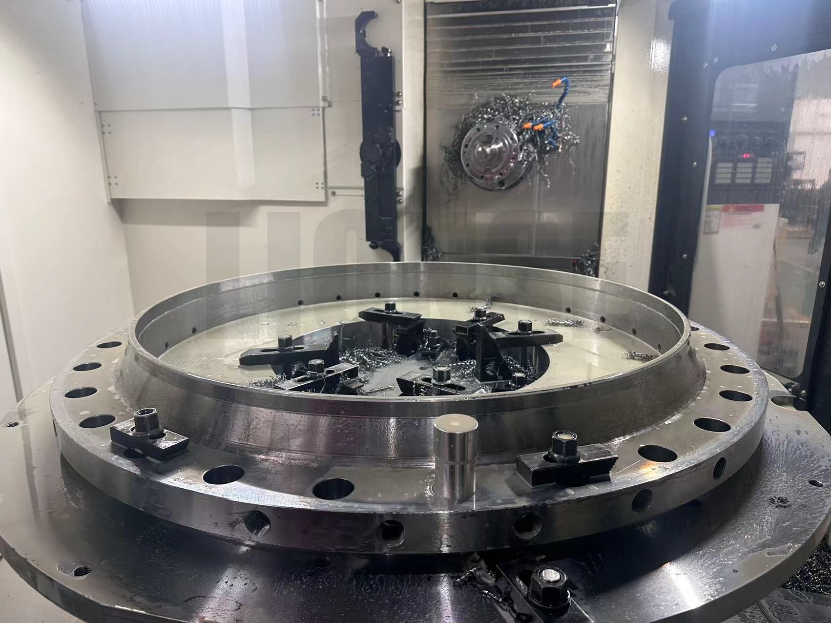 Comment garantir la verticalité du trou lors du perçage de brides de grand diamètre ?