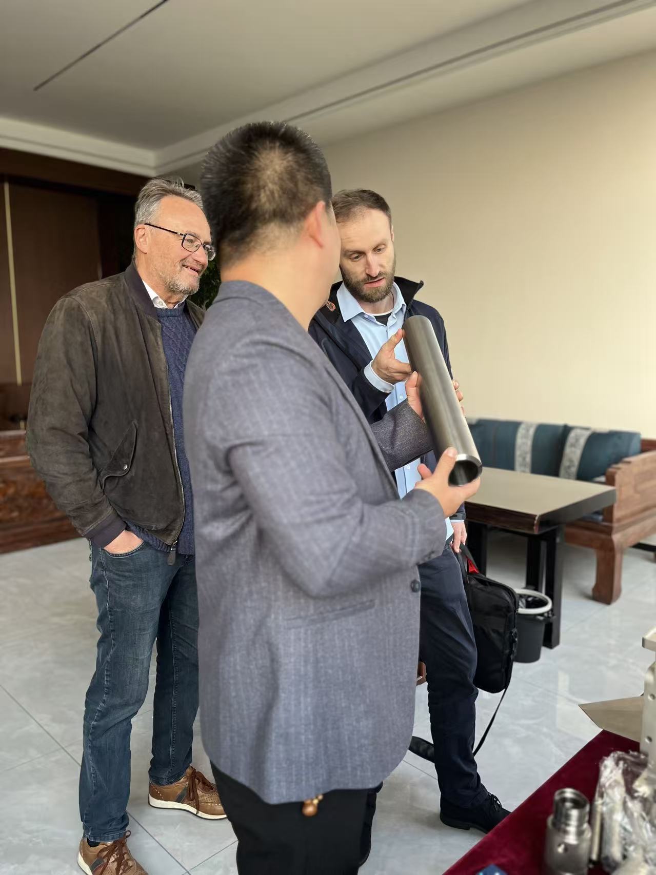 Ouah! Les clients allemands « s'enregistrent » dans notre entreprise, faisant ainsi avancer la coopération pragmatique.