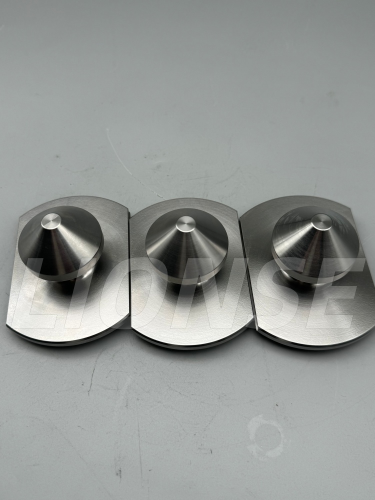 Goujon de traction de localisation de surface conique