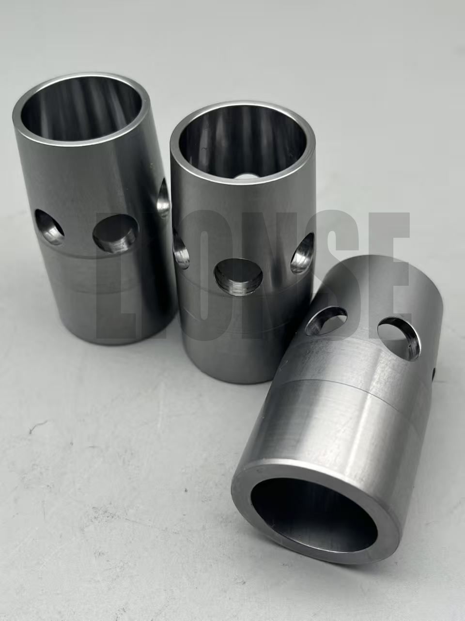Douille de manchon en acier inoxydable usinée CNC sur mesure avec trous radiaux