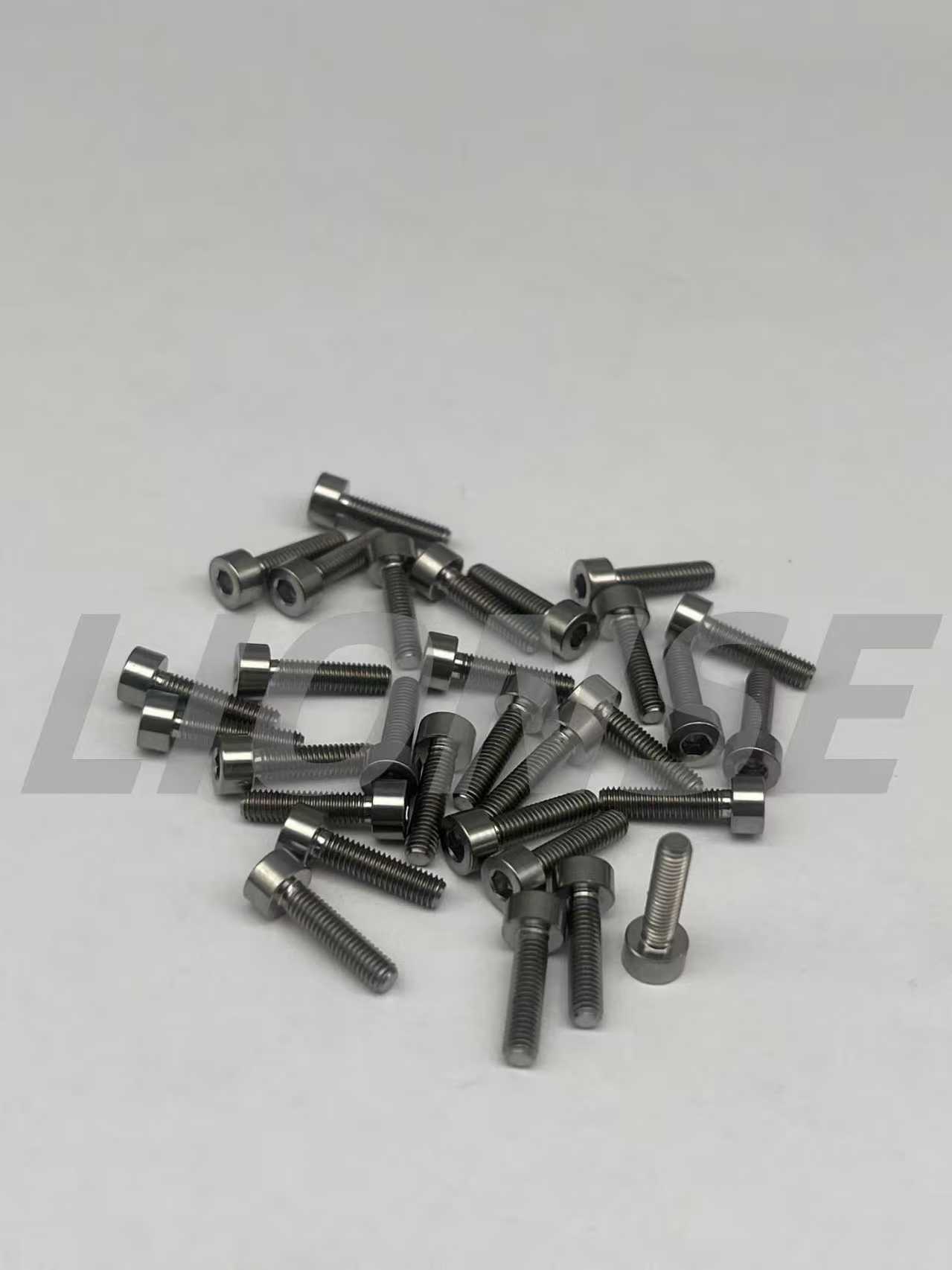 Boulon en titane pour le châssis automobile et les supports de moteur